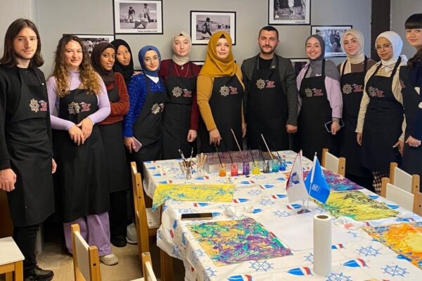 Edirne’de Uluslararası Öğrenciler Ebru Sanatını Deneyimledi
