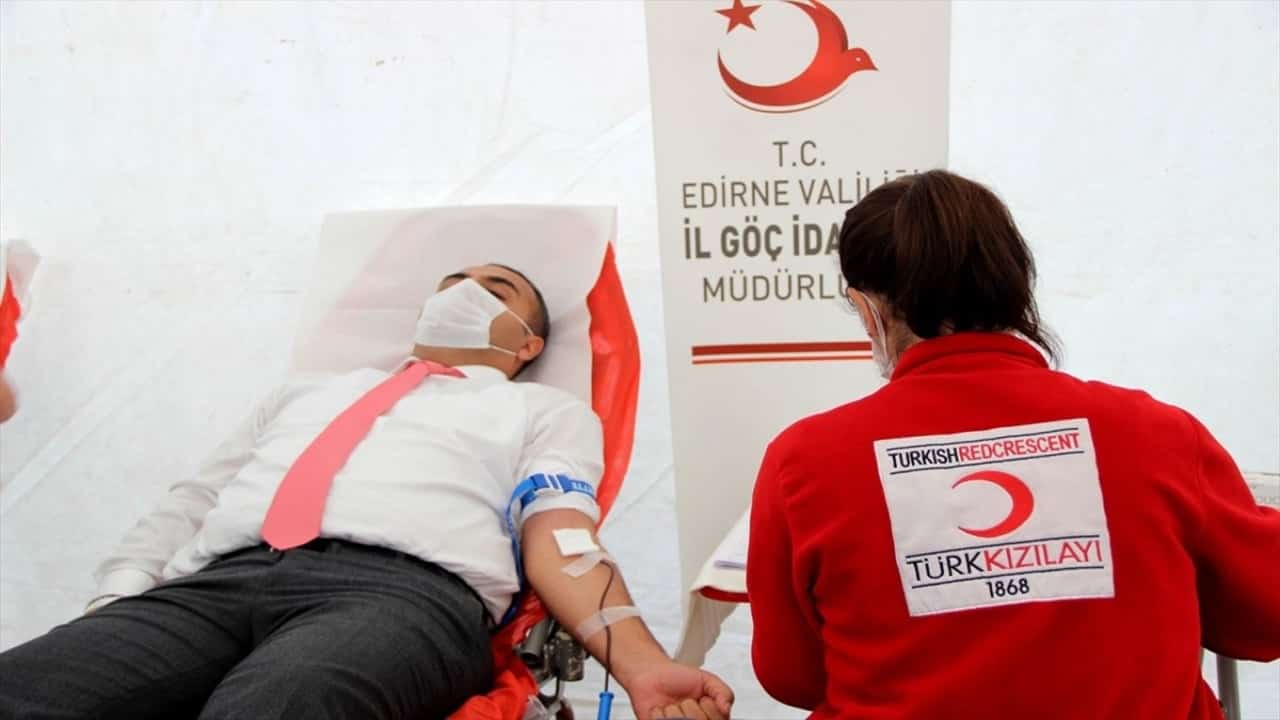 edirnede vatandaşlar kan bağışı İçin sıraya girdi
