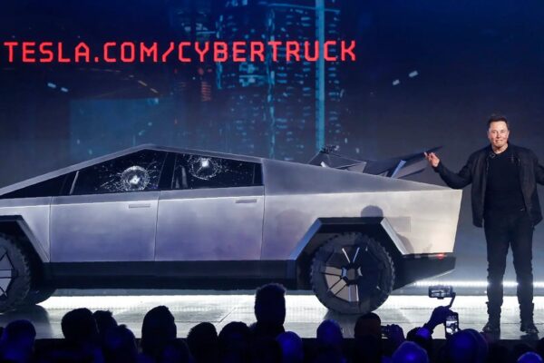 Elon Musk Tesla Cybertruck’a Kurşun Geçirmezlik Testi Yaptı