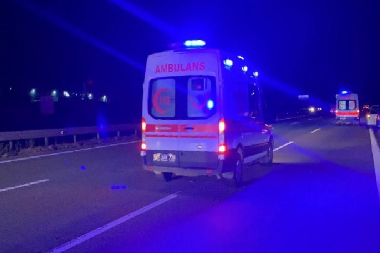 emniyet şeridindeki araca tır çarptı