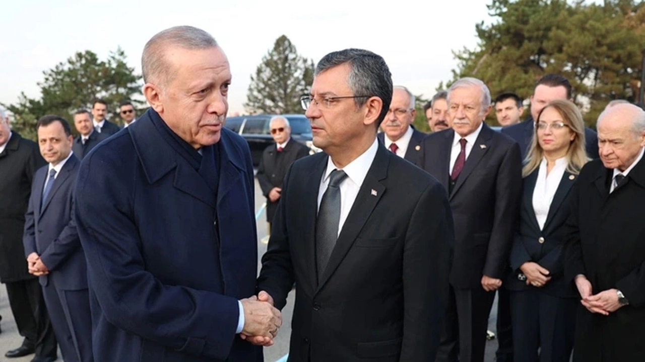 erdoğan ve Özel tören Öncesi selamlaştı