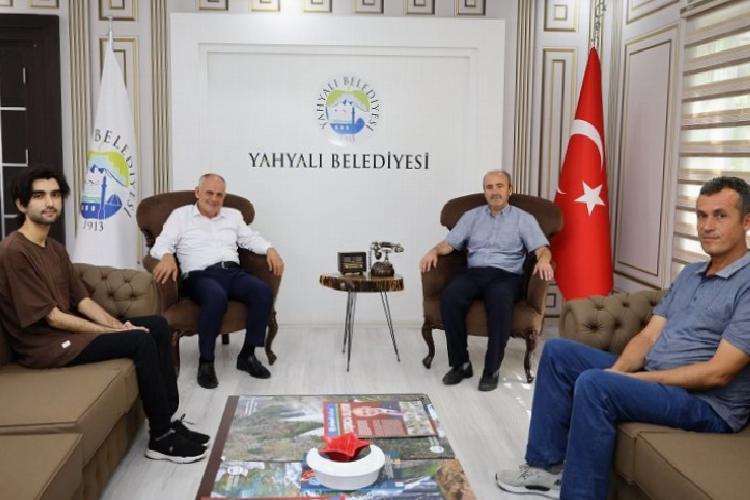 esat Öztürkten başarılı öğrenciye altın