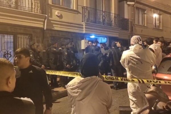 Eşini Ve 3 Çoğunu Silahla Öldürdü