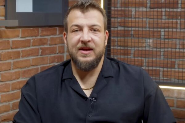 Eski Milli Futbolcu Batuhan Karadeniz Çocuktan Tokat Yedi