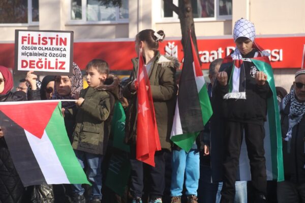 Eskişehir Ve Çevre İllerde Binlerce Kişi İnsan Hakları Günü’nde Filistin’e Destek İçin Yürüdü