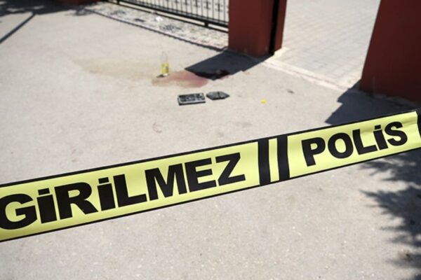 Eve Kadın Kılığında Girip Annesini Öldürdü!