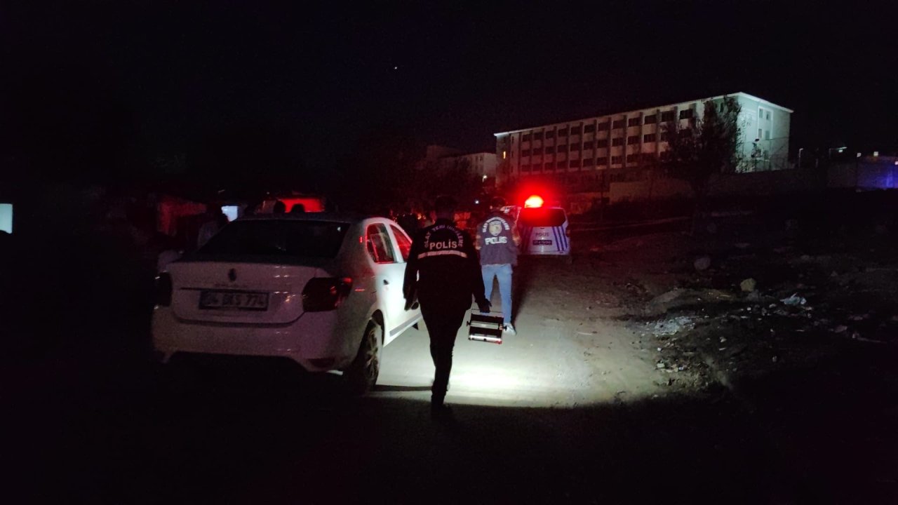 evinin Önünde oturan hamile kadın açılan ateş sonucu Öldü