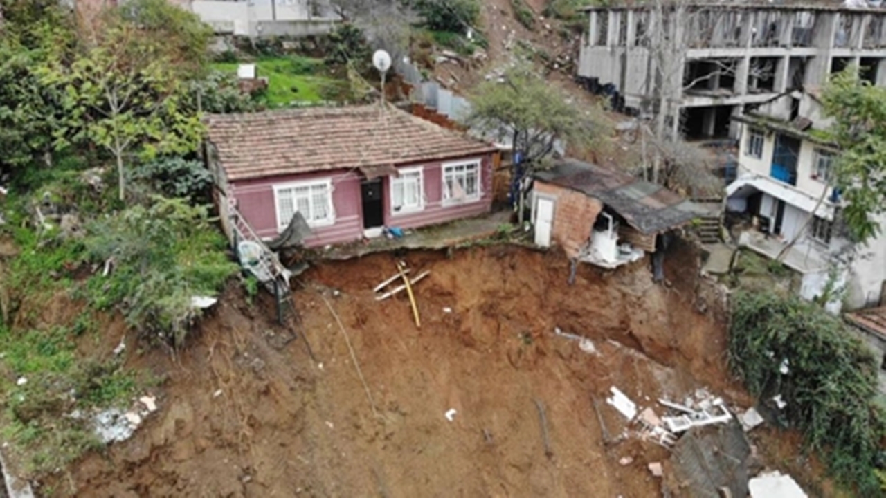 eyüpsultanda toprak kayması sonucu boşaltılan evlerden birinin duvarı yıkıldı