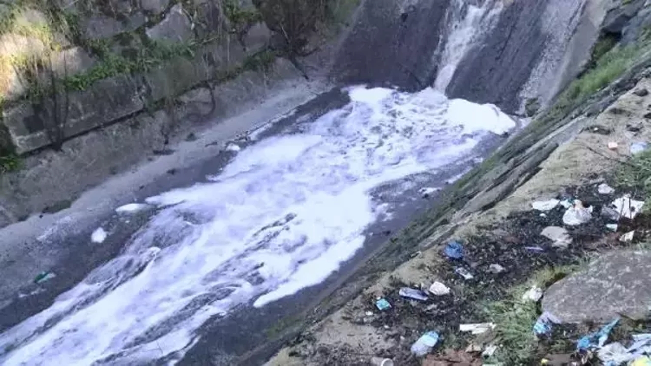 fabrika atıklarının karıştığı haramidere köpürdü
