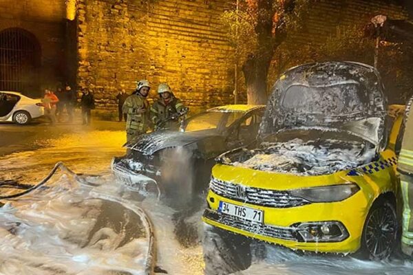 Fatih’te Park Halindeki Otomobiller Alev Topuna Döndü