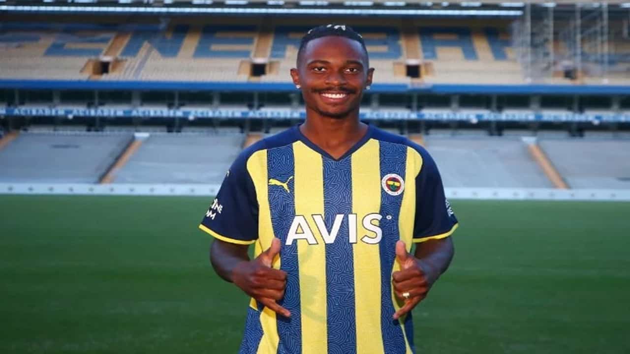 Fenerbahçe Lincoln Henriquenin Sözleşmesini Askıya Almayı Planlıyor
