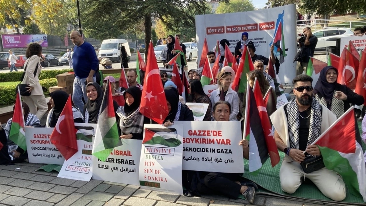 filistin İçin sultanahmette kefenli protesto