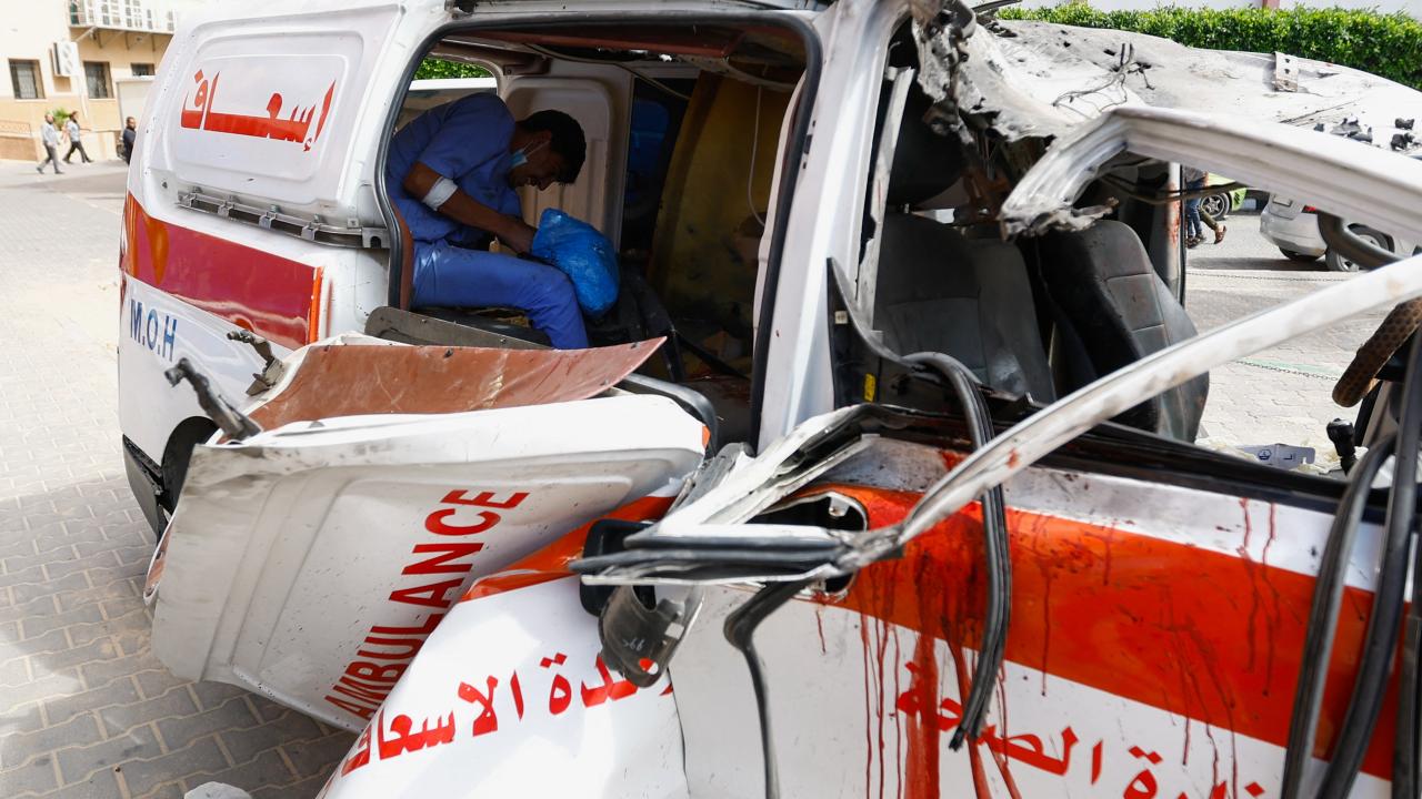 filistin kızılayından açıklama geldi İsrail gazzede bir ambulansı vurdu