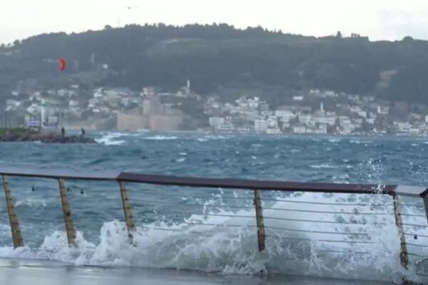 Fırtına Çanakkale Boğazını Etkisi Altına Aldı