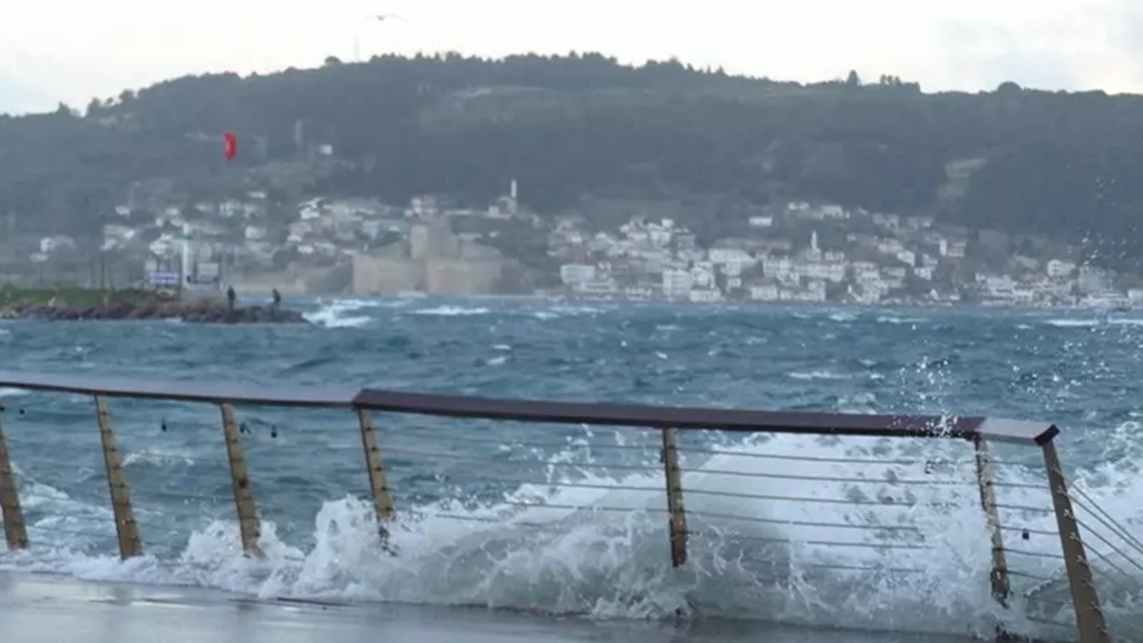 fırtına Çanakkale boğazını etkisi altına aldı