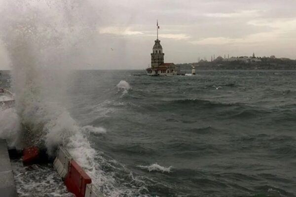 Fırtına Ve Şiddetli Rüzgar İstanbul’u Vurdu