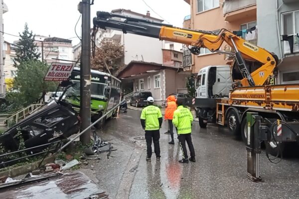 Freni Boşalan Otobüs  Evin Balkonuna Çarparak Durdu