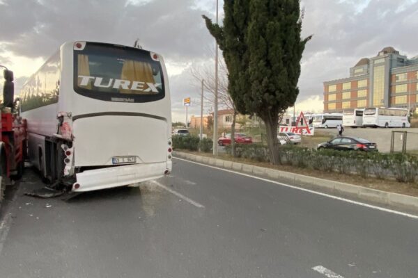 Freni Boşalan Otobüs Önce Otomobile Sonra Da Vince Çarptı