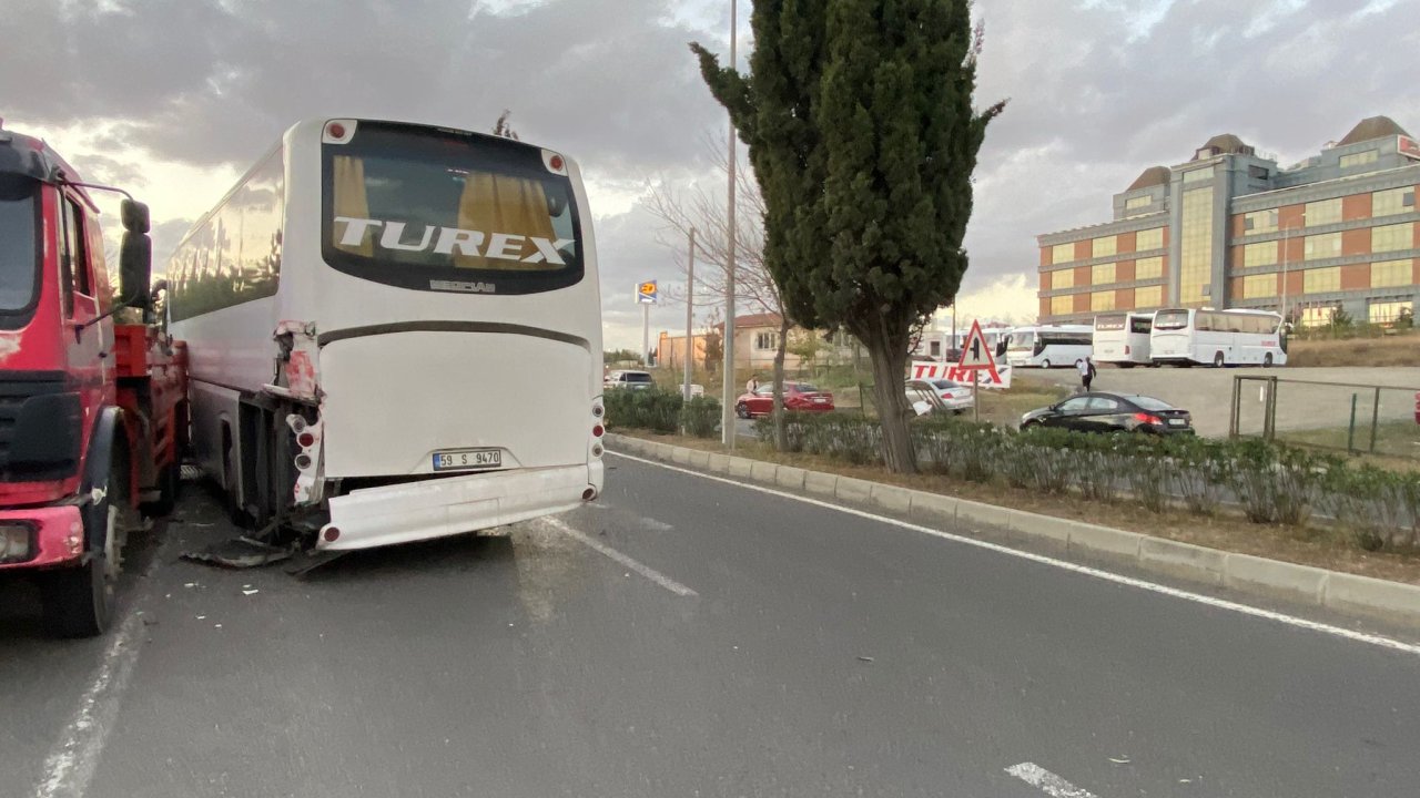 freni boşalan otobüs Önce otomobile sonra da vince Çarptı