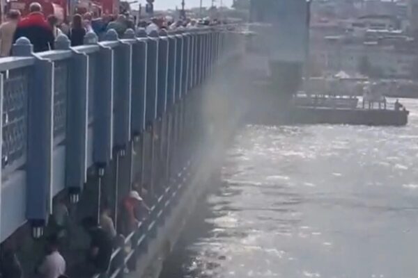 Galata Köprüsü’nde Çıkan Yangın Söndürüldü