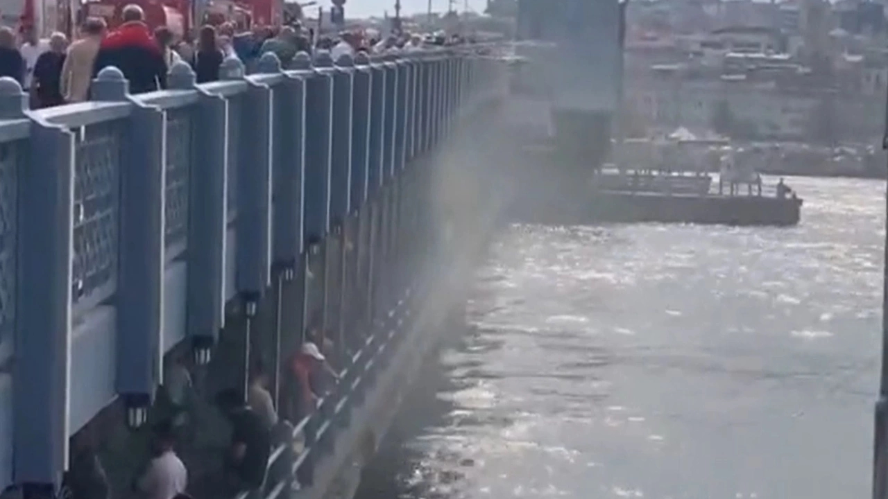 galata köprüsünde Çıkan yangın söndürüldü
