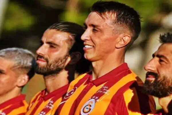 Galatasaray Derbide Tarihi Forma ile Sahada