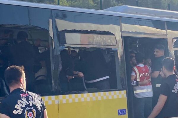 Galatasaray ile Beşiktaş Taraftarları Arasında Arbede! Otobüsler Taşlandı, Ortalık Karıştı