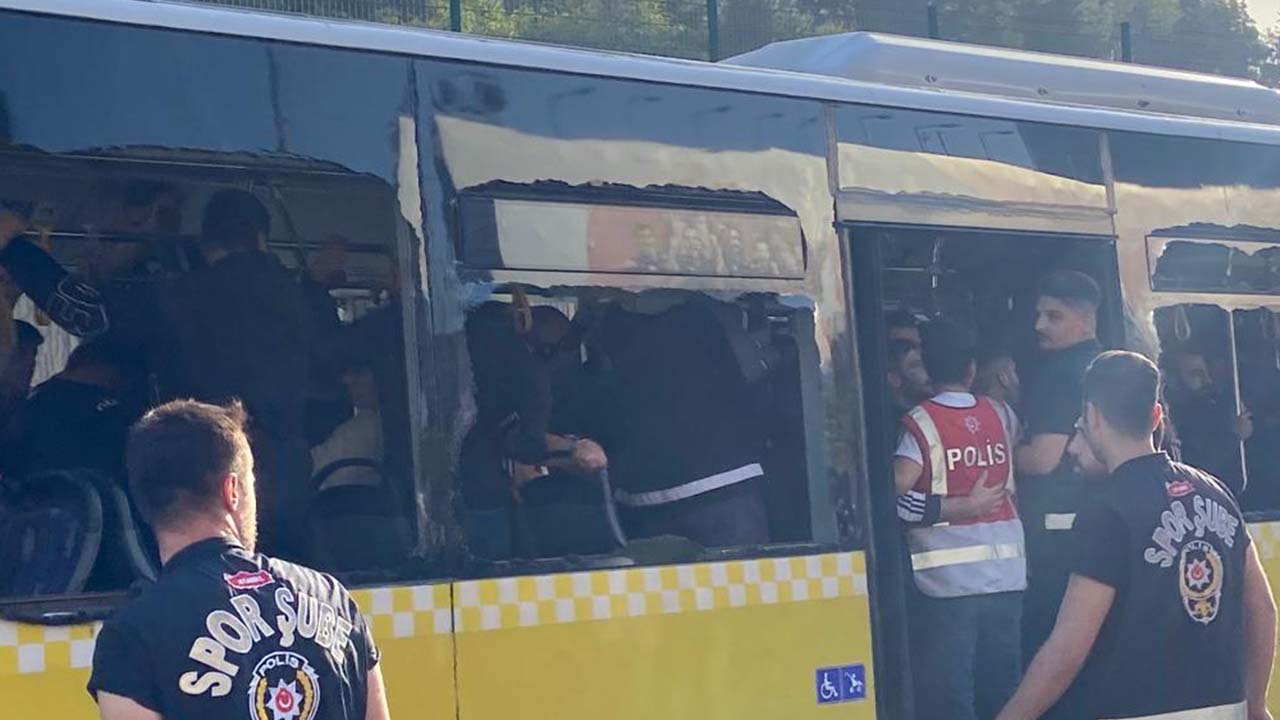 galatasaray ile beşiktaş taraftarları arasında arbede otobüsler taşlandı ortalık karıştı