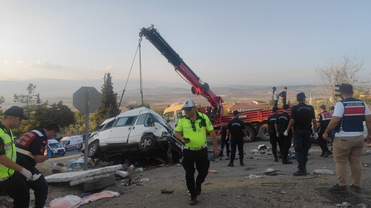 gaziantepte freni patlayan kamyon araçlara daldı 6 Ölü 16 yaralı