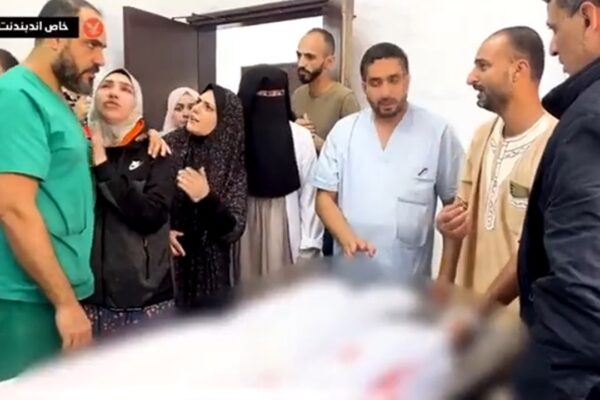 Gazze’de Bir Doktorun Kahrolduğu Anlar: Oğlunun Cansız Bedenini Gördü
