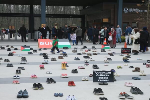 Gazze’de Öldürülen Çocuklar İçin “Sessiz Ayakkabı Nöbeti”