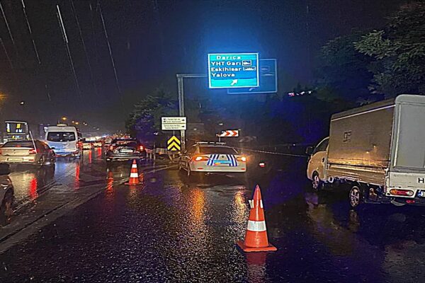 Gebze’de Şiddetli Yağış Trafiği Felç Etti