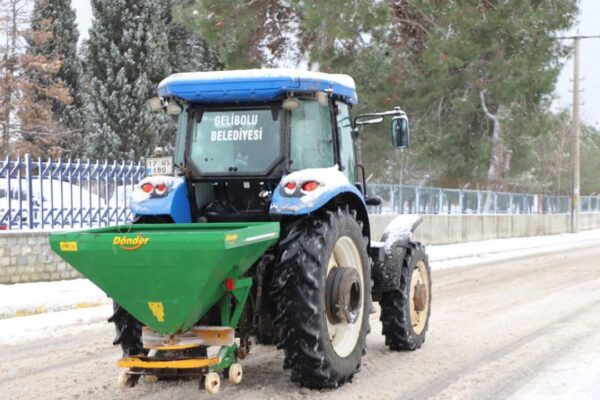 Gelibolu Belediyesi Ekipleri Kardan Etkilenen Yollarda Tuzlama Çalışması Gerçekleştirdi