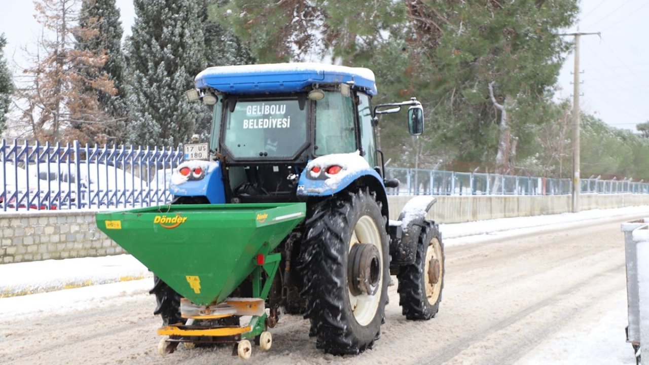 gelibolu belediyesi ekipleri kardan etkilenen yollarda tuzlama Çalışması gerçekleştirdi