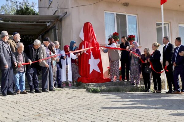 Gelibolu’da 2 Köye Atatürk Büstü Yapıldı