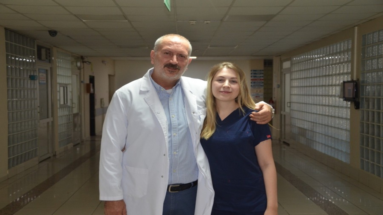 genç hekim beyin cerrahı babasıyla aynı hastanede