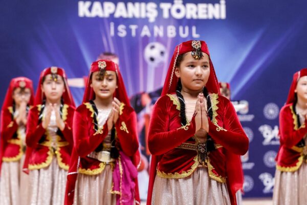 Gençlik ve Spor Bakanı İstanbul’daki Yaz Spor Okulları’nın Kapanışında Genç Sporcularla Buluştu
