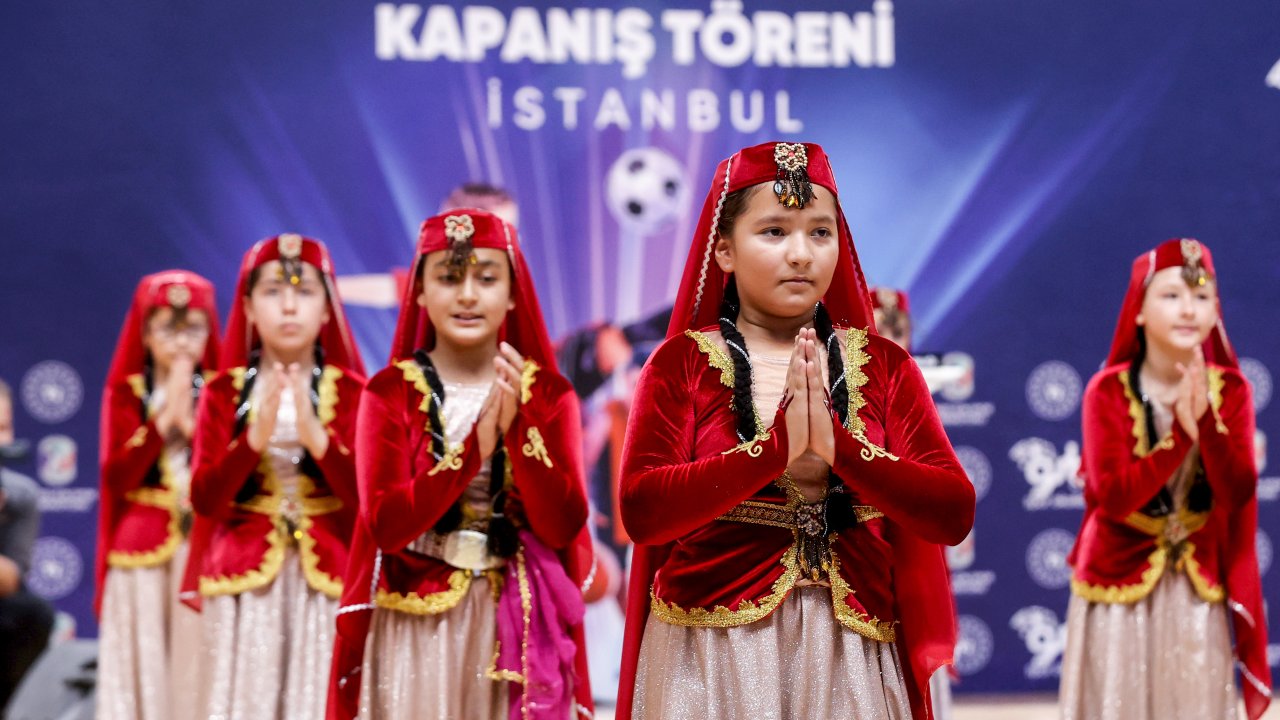 gençlik ve spor bakanı İstanbuldaki yaz spor okullarının kapanışında genç sporcularla buluştu