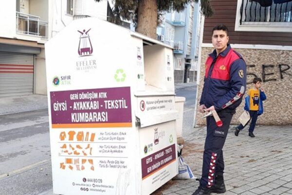 Giysi Kumbarasında Sıkışan Çocuğu İtfaiye Kurtardı