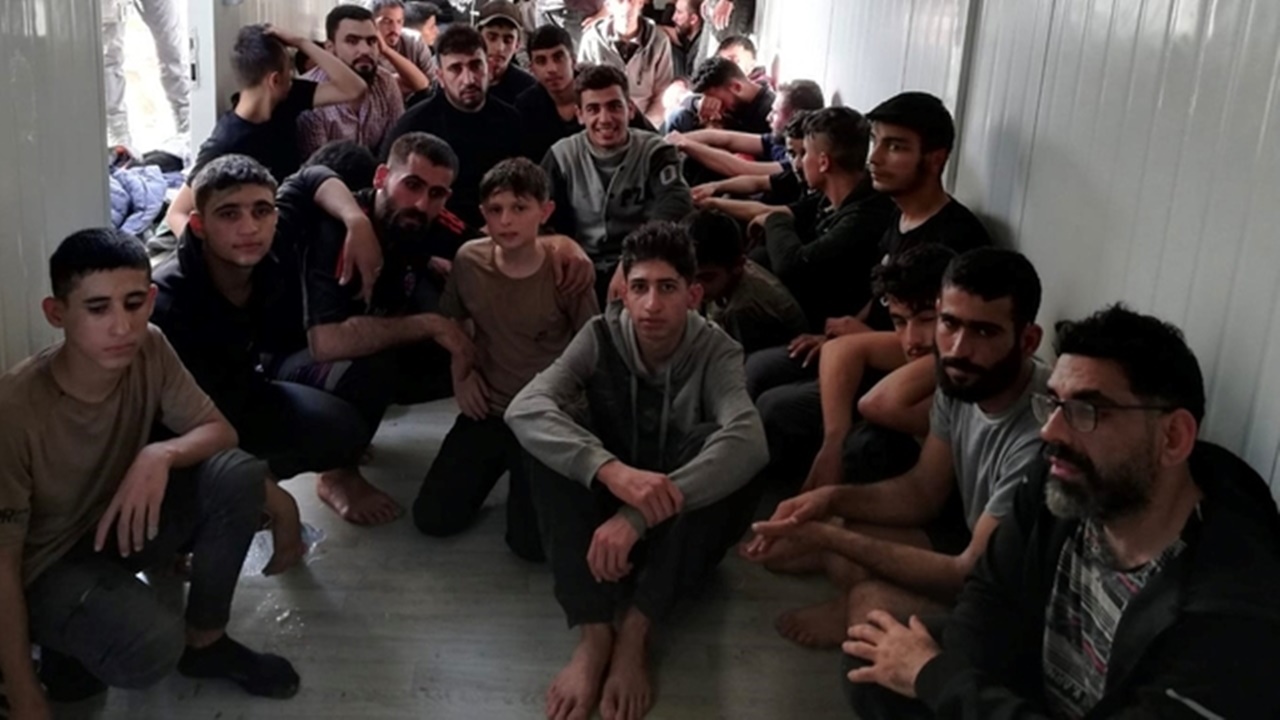 göçmen kaçakçılarına darbe 6 zanlı tutuklandı 6 araç ele geçirildi