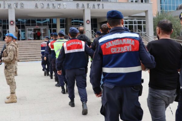 Göçmen Kaçakçılığı Yapan 12 Kişi Gözaltına Alındı