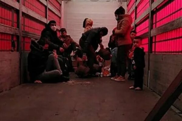 Göçmen Kaçakçılığı Yapan 9 Kişi Yakalandı