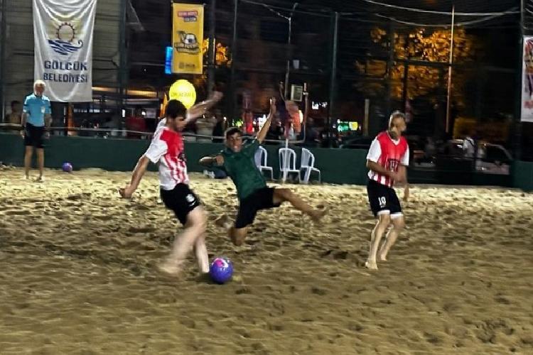 gölcükte kum futbol turnuvası çekişmeli geçti