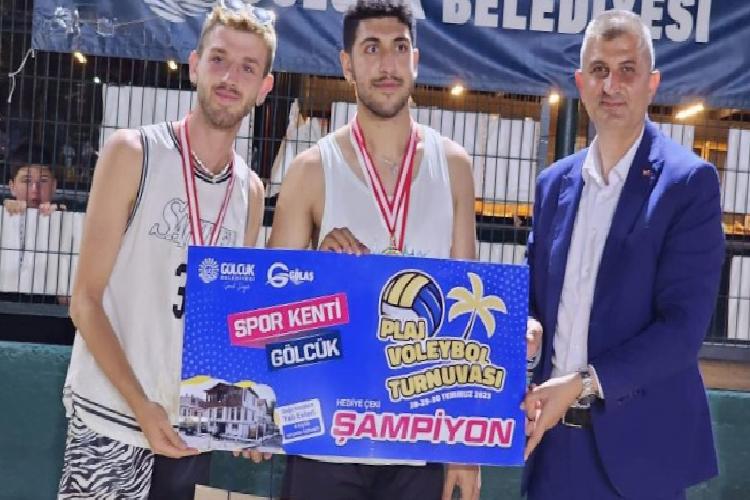 gölcükteki plaj voleybolunda şampiyon aşikâr oldu
