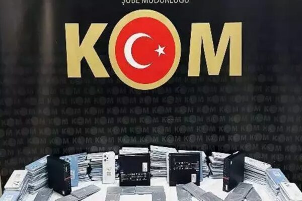 Gümrük Kaçağı 200 Cep Telefonuna El Konuldu