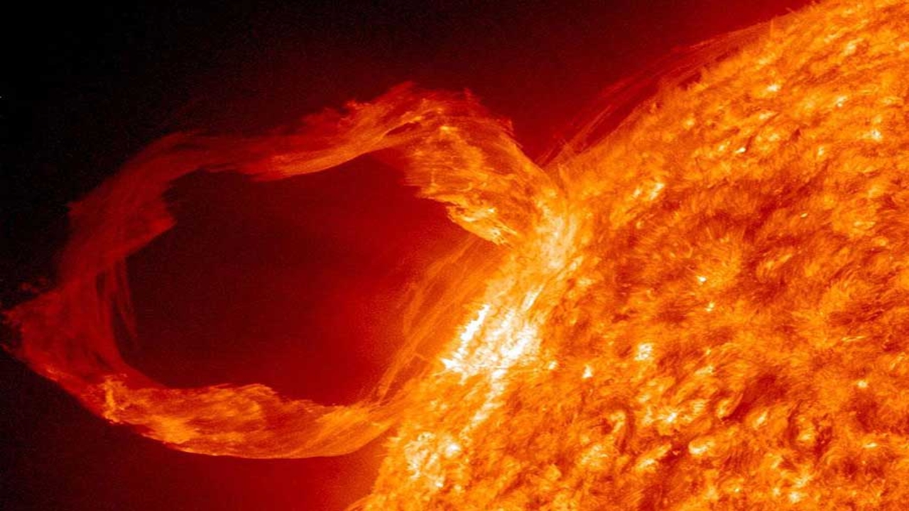 güneş patlamaları hiroşimaya atılan bombanın 40 milyon katı enerjiye sahip