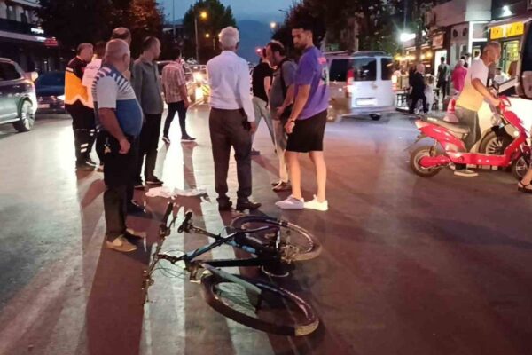 Hafif Ticari Araç Bisiklet Sürücüsüne Çarpıp Kaçtı