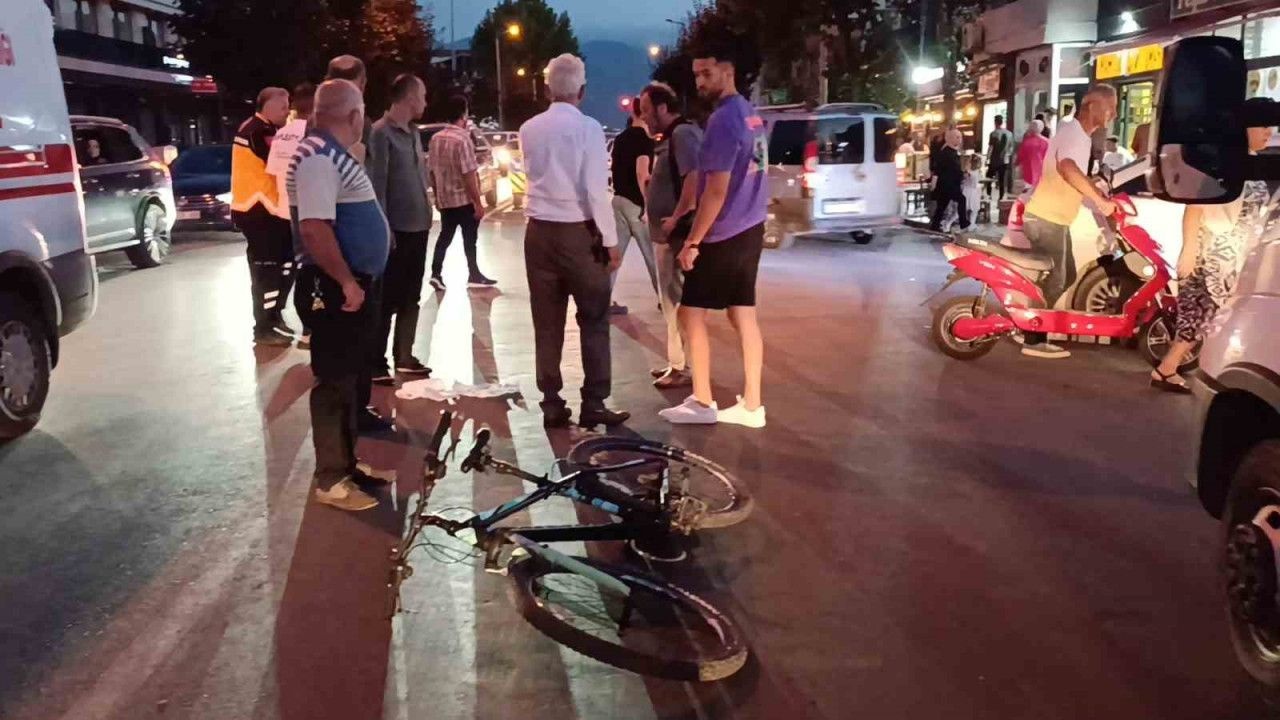 hafif ticari araç bisiklet sürücüsüne Çarpıp kaçtı