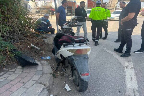 Hafif Ticari Araçla Çarpışan Motor Sürücüsü Yaralandı