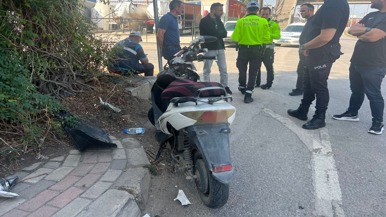 hafif ticari araçla Çarpışan motor sürücüsü yaralandı